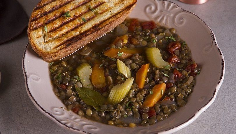 Φακές σούπα με το μπούκοβο, το κύμινο και το σέλερυ της: ο Άκης Πετρετζίκης σε μια υπέροχη ελληνική σούπα