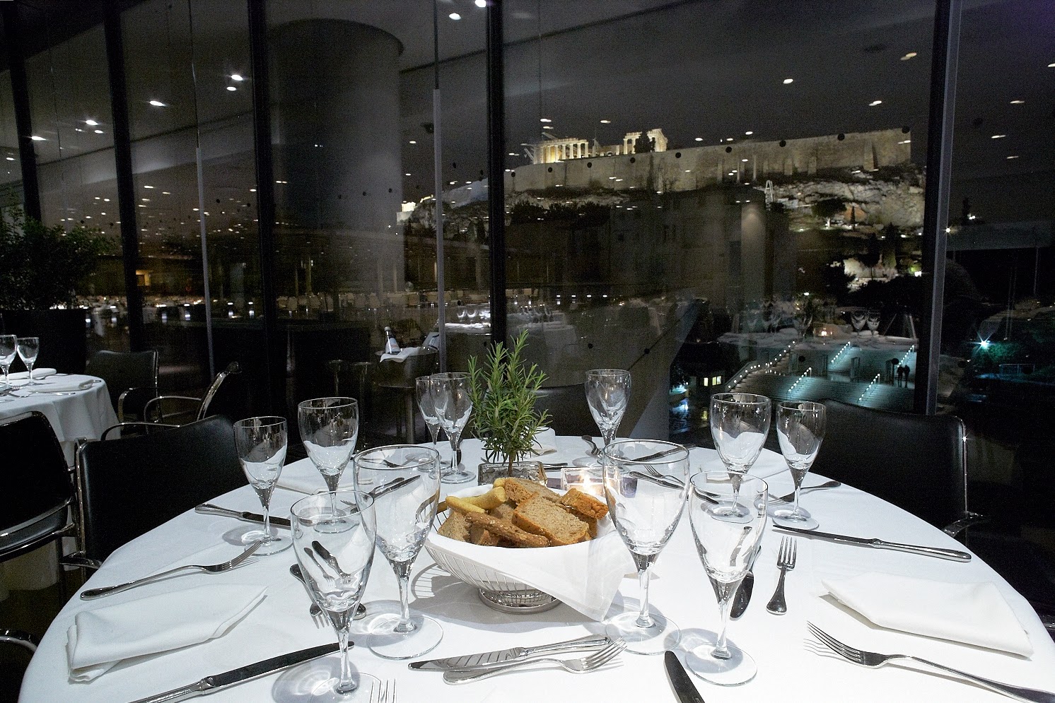 Νυχτερινή άποψη του εστιατορίου του Μουσείου Ακρόπολης Φωτογραφία Γιώργος Βιτσαρόπουλος
