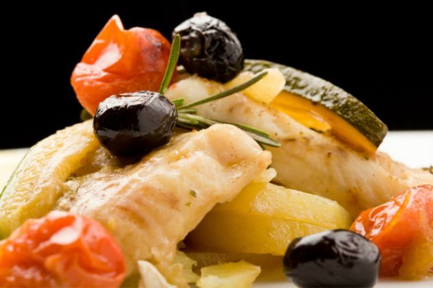 Gourmet απόλαυση από τον μετρ Έκτορα Μποτρίνι – Λαχταριστό φιλέτο μπακαλιάρου με φινόκιο, ελιές & δεντρολίβανο