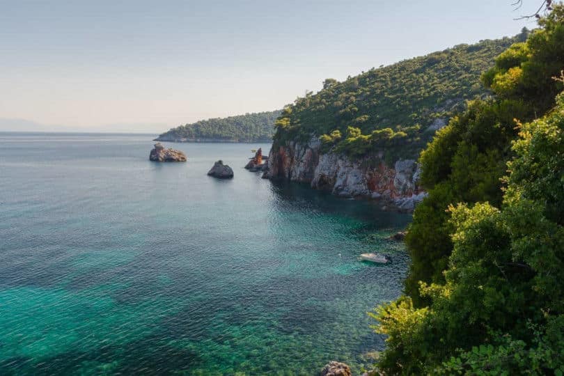 Σκόπελος: Το νησί όπου το πράσινο των πεύκων σμίγει με το βαθύ γαλάζιο της θάλασσας – Η φωτογραφία της ημέρας