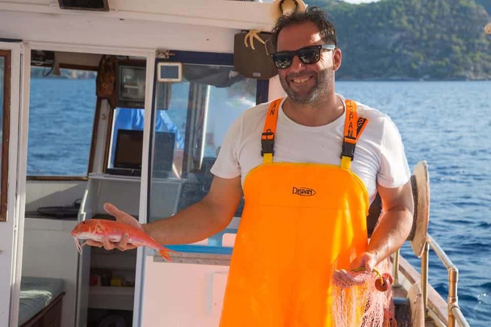 Αποκλειστικό – Made In Greece η Fishing Trips Poros: Ο καπετάν Τάσος από τον Πόρο «μαθαίνει» στους τουρίστες τι εστί θάλασσα, ψάρεμα & ελληνική φιλοξενία
