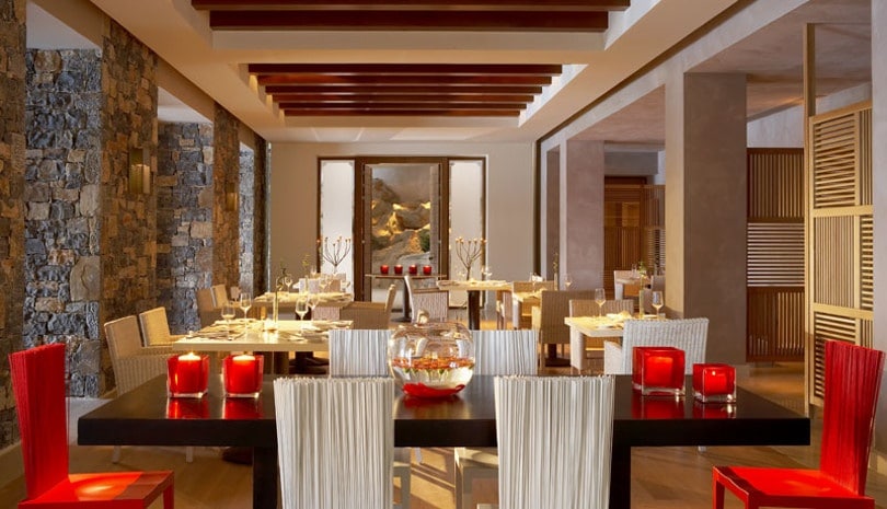 Στο Ocean Restaurant του «Daios Cove» θα απολαύσετε ένα αξεπέραστο ρομαντικό δείπνο διά χειρός Δήμου Μπαλόπουλου