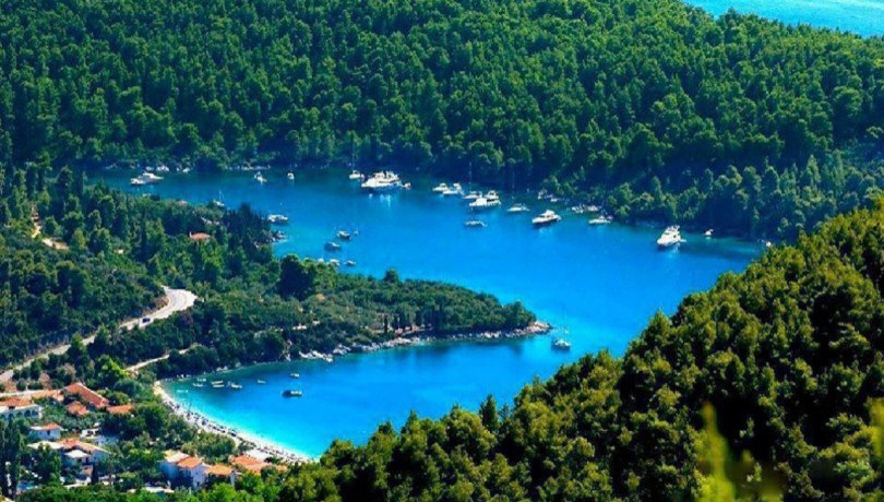 Σκόπελος: Νησί παραμυθένιο «βουτηγμένο» στο πράσινο & τα καταγάλανα νερά