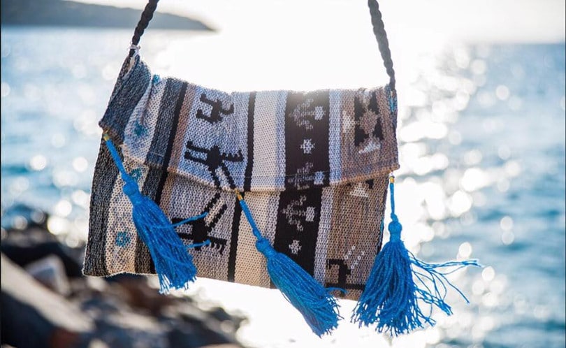 Made In Greece Oι Miri Sopasi: Χειροποίητες υφαντές τσάντες σε φολκλορ σχέδια με έμπνευση από την Κρητική παράδοση