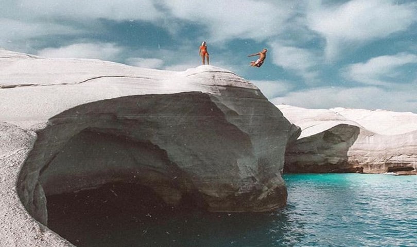 Σαρακίνικο: Εσείς θα την κάνατε αυτή τη βουτιά σε αυτά τα μαγικά νερά; – Η φωτογραφία της ημέρας