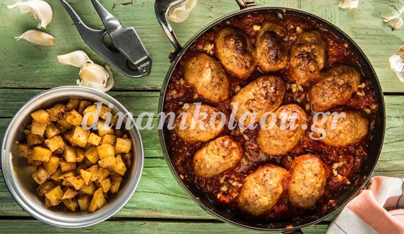 Μοσχομυριστά σουτζουκάκια κοτόπουλου με πατάτες καρέ σκορδοπαπρικάτες από την Ντίνα Νικολάου