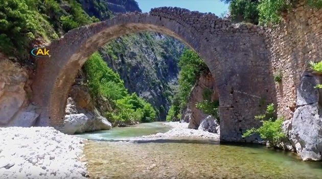 Μοναδική θέα από το γεφύρι του Πετρωτού στην πανέμορφη Αργιθέα Καρδίτσα (βίντεο)