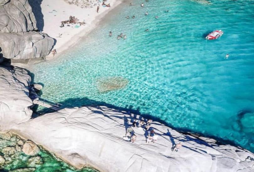 Σεϋχέλλες: Η πανέμορφη παραλία της Ικαρίας πόλος έλξης Ελλήνων & ξένων τουριστών – Η φωτογραφία της ημέρας