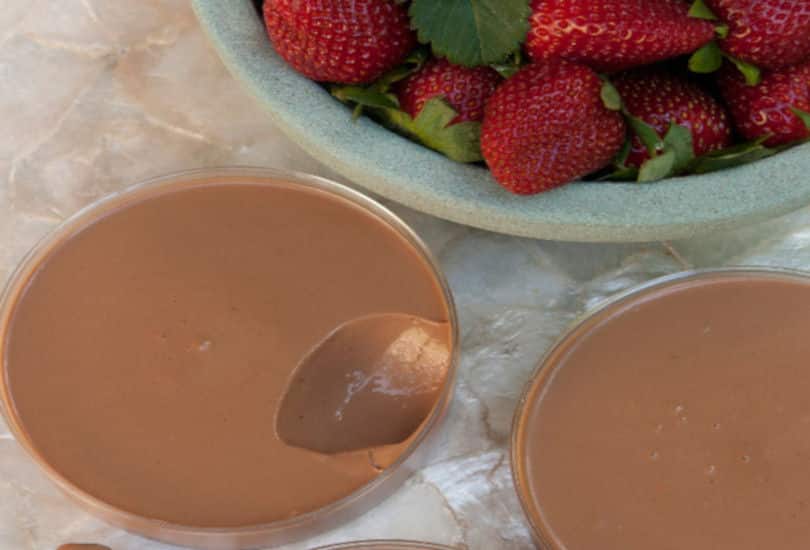Στέλιος Παρλιάρος: Μια πολύ απαλή & λεία σοκολατένια κρέμα απογειώνεται με το χυμό φράουλας