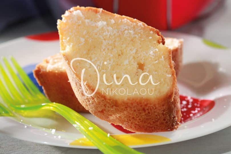 Ντίνα Νικολάου: Κέικ με καρύδα & γιαούρτι – Λαχταριστό σιροπιαστό ή όχι!