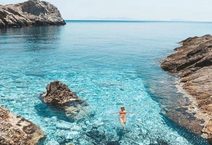 Ίος: Ένας επίγειος παράδεισος με υπέροχα κρυστάλλινα νερά – Απίθανη η φωτογραφία της ημέρας