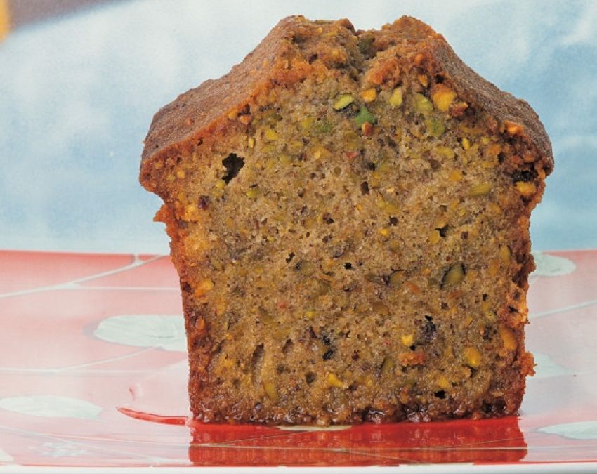 Ο Στέλιος Παρλιάρος φτιάχνει σιροπιαστό κέικ με φιστίκια Αιγίνης & ελαιόλαδο – Πρέπει να το δοκιμάσετε!