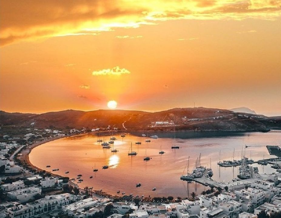 Ο ήλιος δωρίζει γενναιόδωρα το χρυσάφι του στην Ελλάδα – Μαγική η φωτογραφία του Ανδρέα Χάρλα στο λιμάνι της Σερίφου
