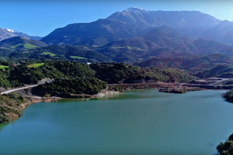 Βίντεο της Ημέρας: Δεν είναι Ελβετία – Το απόλυτο αλπικό τοπίο βρίσκεται στη σκιά του Ερυμάνθου – Λίμνη Βελιμαχίου στην Αχαΐα!