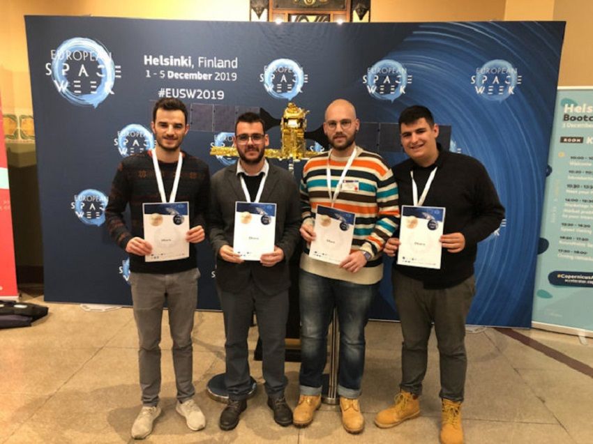 4 Έλληνες φοιτητές κέρδισαν το ασημένιο βραβείο σε πανευρωπαϊκό διαγωνισμό – Κατέθεσαν πρόταση για το πως αντιμετωπίζουμε έγκαιρα πλημμύρες και πυρκαγιές