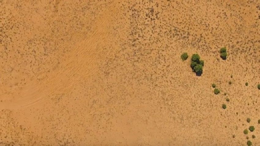 Βίντεο της Ημέρας: Μαγευτική πτήση στις Θίνες Βαρθολομιού – Η έρημος της Ελλάδας με το απόκοσμο τοπίο που θυμίζει Σαχάρα