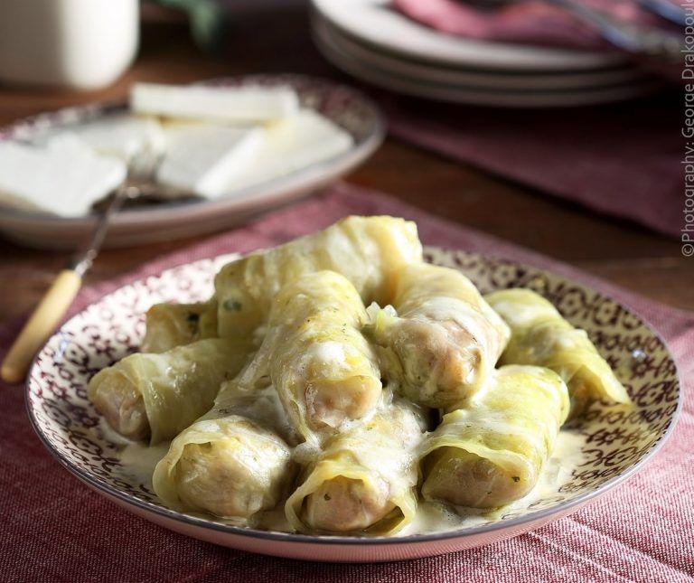 Η Αργυρώ Μπαρμπαρίγου μας ξετρελαίνει: Λαχανοντολμάδες αυγολέμονο με κρέμα – Το αγαπημένο φαΐ του χειμώνα με άρωμα μανούλας