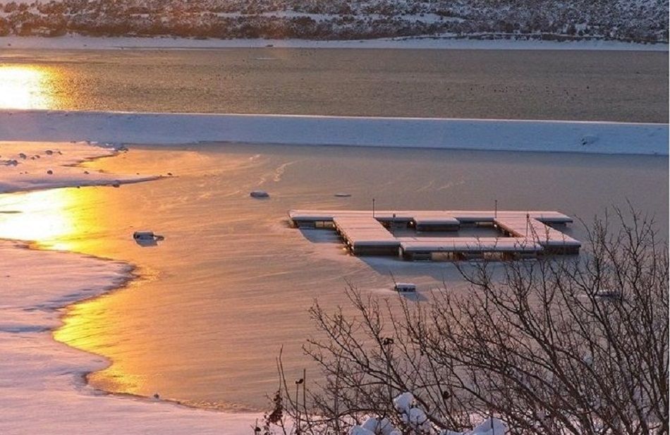 Φωτογραφία της Ημέρας: Ο ήλιος ζεσταίνει το χιονισμένο τοπίο στην Αιανή – Ο “καμβάς” σε λευκό & χρυσό στην λήψη του Γρηγόρη Δάλλη