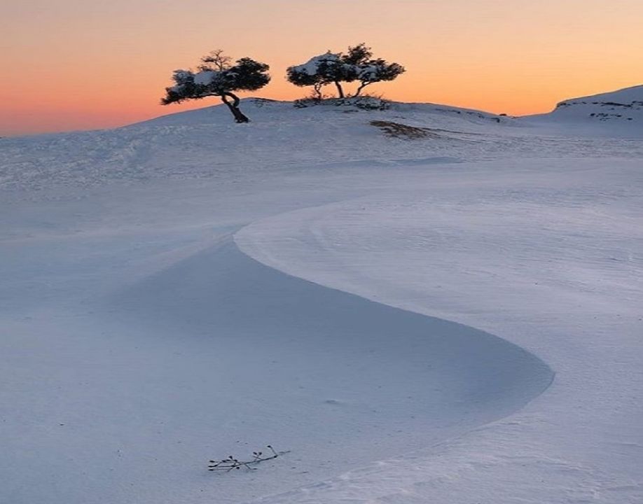 Φωτογραφία της Ημέρας: Συμφωνία σε λευκό & πορτοκαλί σε μαγικό τοπίο – Ο Ηλίας Νικολούλης φωτογραφίζει τα χιονισμένα Μετέωρα