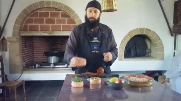 Σήμερα Μ. Παρασκευή μαγειρεύουμε άλαδη ρεβιθάδα με άγρια χόρτα – Η συνταγή του αγιορείτη μοναχού Νικήτα (βίντεο)