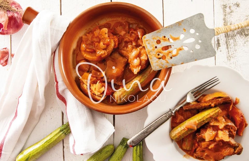 Υπέροχη μαμαδίστικη συνταγή από την Ντίνα Νικολάου – Μοσχάρι με αγκινάρες & κολοκυθάκια