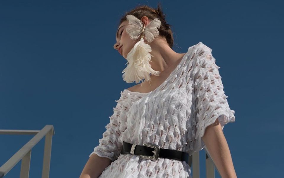 ΝΙΜΑ Liminal Knitting: Τα Made In Greece πλεκτά αριστουργήματα της Κλάρας Θεοφανίδου – Η νέα κολεξιόν με έμπνευση από τις Σποράδες (φωτό – βίντεο)