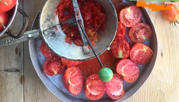 Ντίνα Νικολάου: Συνταγή για σπιτικό πελτέ ντομάτας – Παραδοσιακά μυστικά από την Κρήτη
