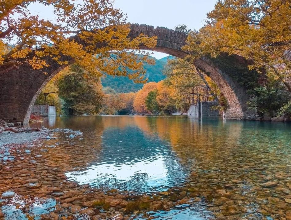 Φωτό ημέρας: Υπέροχη φθινοπωρινή Ελλάδα – Το γραφικό πέτρινο γεφύρι της Κλειδωνιάς/ Photo: @georgepapanas/ Instagram