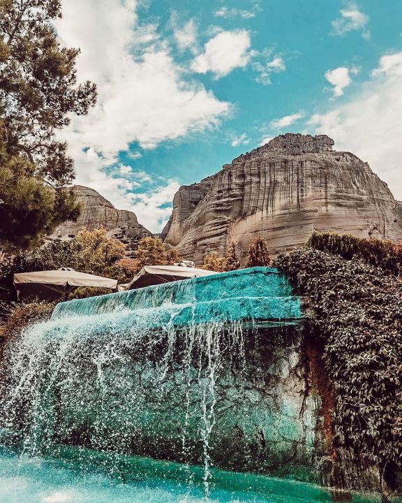 Φωτό ημέρας: Όλες οι αποχρώσεις του μπλε στα Μετέωρα – Υπέροχη φύση & νερά/ Photo: @giorgosgiol/ Instagram