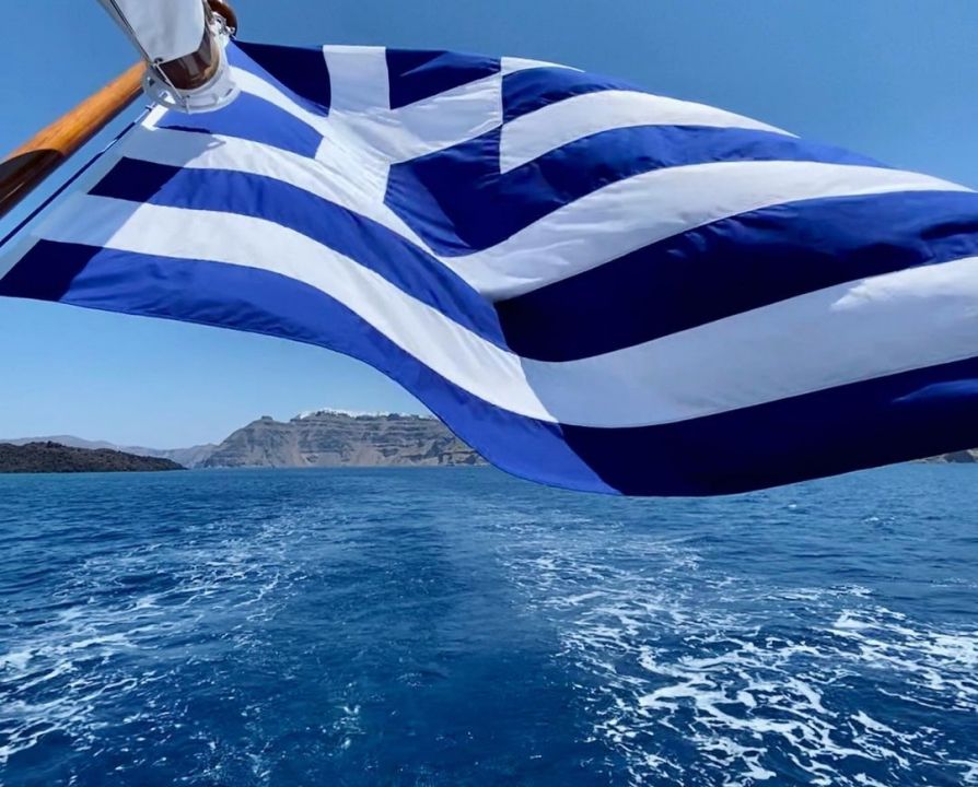 Φωτό ημέρας: Χρόνια πολλά Ελλάδα – Η σημαία μας κυματίζει στο απέραντο γαλάζιο/ Photo: Instagram – @katerinakatopis
