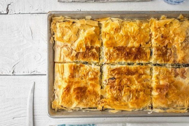Αργυρώ Μπαρμπαρίγου: Καλοκαιρινή πίτα με βλήτα – Τα μαγικά παριανά τυριά, ξινομυζήθρα Πάρου & μανούρα, κάνουν τη γεύση της μαγική