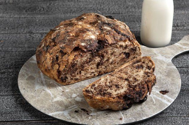 Ο Άκης Πετρετζίκης μας εντυπωσιάζει για άλλη μια φορά: Ψωμί με κομμάτια σοκολάτας – Απλά ακαταμάχητο