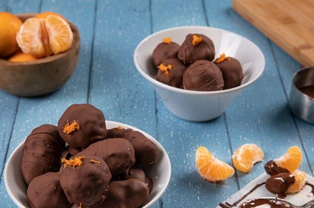 Αργυρώ Μπαρμπαρίγου: Σοκολατάκια με καρύδι και μανταρίνι