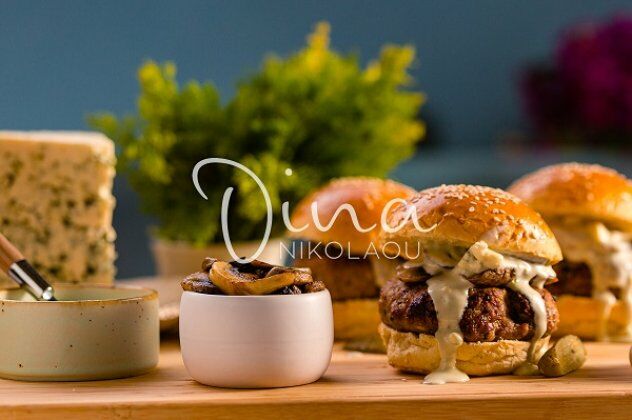 Ντίνα Νικολάου: Burger μοσχαρίσια με Blue Cheese Sauce και μανιτάρια