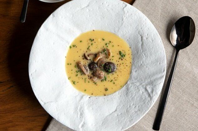 Ο Άκης Πετρετζίκης προτείνει ένα λαχταριστό πιάτο: Κολοκυθόσουπα με σελινόριζα και άγρια μανιτάρια