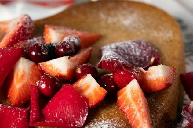 Στέλιος Παρλιάρος: Κέικ καρδιά με φράουλες - ιδανικό για την ημέρα του Αγίου Βαλεντίνου και όχι μόνο!