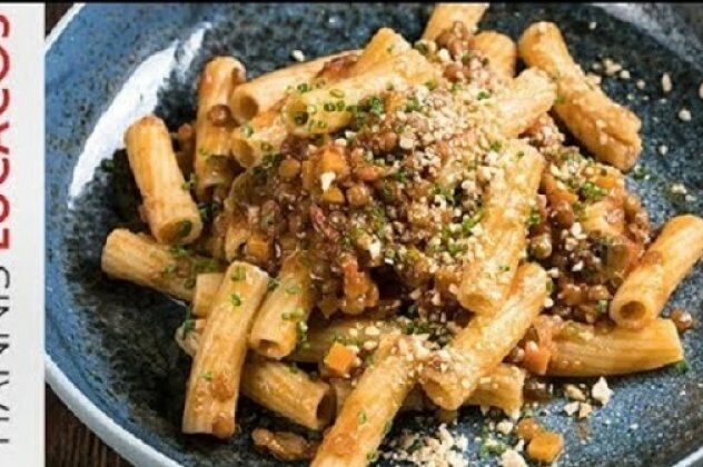 Γιάννης Λουκάκος: Ριγκατόνι με Vegan σάλτσα Bolognese – τα «μακαρόνια με κιμά» των χορτοφάγων (βίντεο)