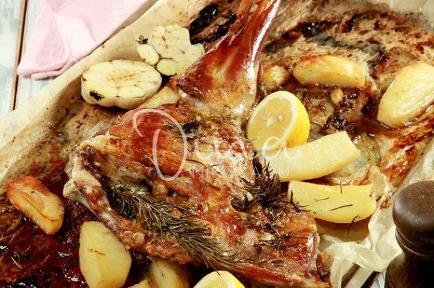 Ντίνα Νικολάου: Αρνίσιο μπουτάκι πασχαλινό στη λαδόκολλα – μια συνταγή απλή, αλλά πεντανόστιμη