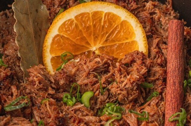Γιάννης Λουκάκος: Σιγομαγειρεμένο χοιρινό με πορτοκάλι και μπαχαρικά