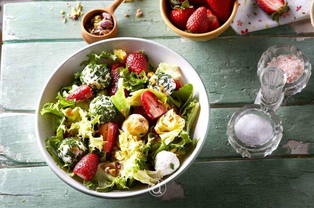 Αργυρώ Μπαρμπαρίγου: Καλοκαιρινή σαλάτα - Με φράουλες και μπάλες τυριού