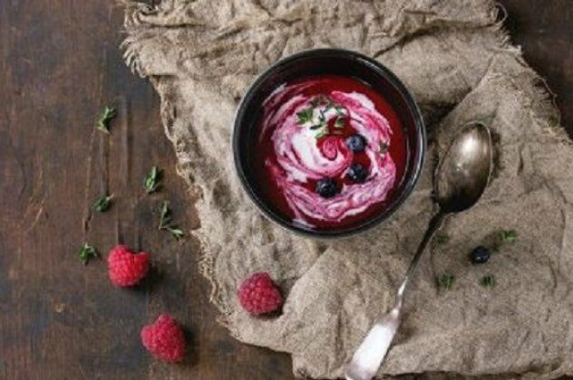 Δημήτρης Σκαρμούτσος: Βελούδινη σούπα με φρούτα του δάσους – έτοιμη μέσα σε 15 μόλις λεπτά