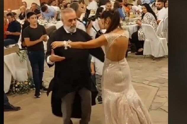 Viral ο παπάς από την Κρήτη: Χόρεψε σούστα με τη νύφη – «όταν ο πάτερ του χωριού είναι μερακλής!» (βίντεο)