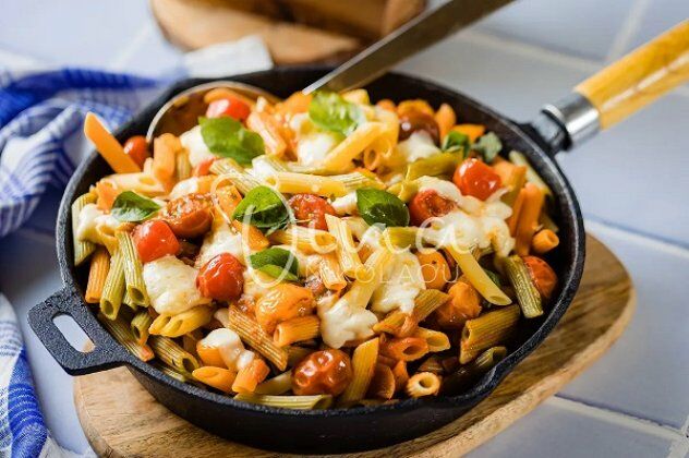 Ντίνα Νικολάου: Πεννάκι λαχανικών Caprese – ένα πεντανόστιμο και γρήγορο φαγητό, ιδανικό για τις ζεστές ημέρες