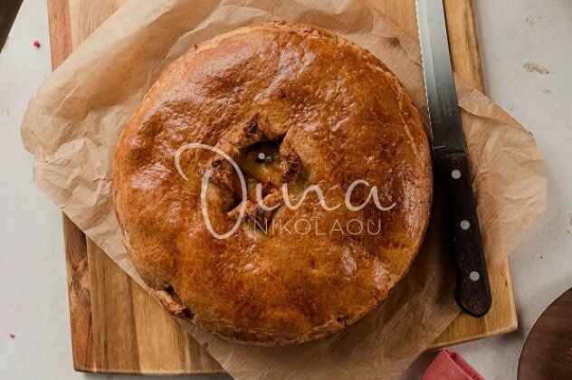 Ντίνα Νικολάου: Πίτα με πένες, λουκάνικο χωριάτικο και τσένταρ – συνοδέψτε την με μια σαλάτα και το γεύμα είναι έτοιμο