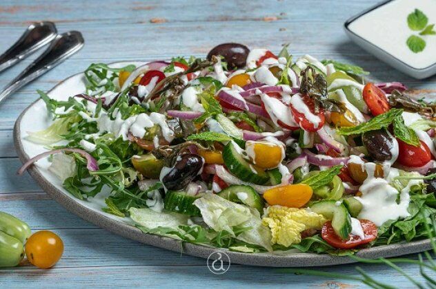 Αργυρώ Μπαρμπαρίγου: Σαλάτα δροσερή με ντοματίνια και σάλτσα φέτας