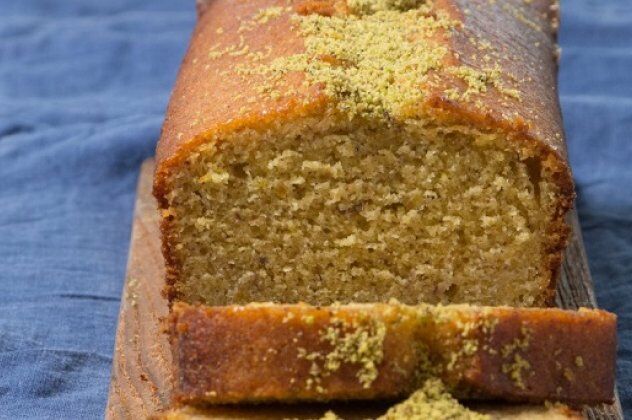 Στέλιος Παρλιάρος: Σιροπιαστό κέικ με πορτοκάλι και φιστίκι Αιγίνης – «κρύβει» γεύσεις από την ελληνική γη