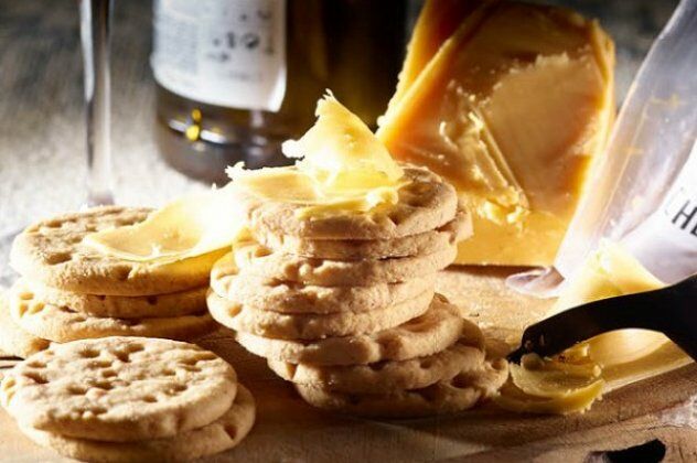 Στέλιος Παρλιάρος: Μπισκότα με τυρί τσένταρ – Φτιάχνονται γρήγορα και συνοδεύουν τέλεια ένα ποτήρι κρασί