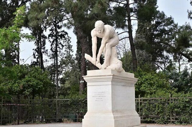 Ξυλοθραύστης: Το άγαλμα του Δημήτρη Φιλιππότη που έμεινε 38 χρόνια στο εργαστήριο – Η ιστορία του & οι βανδαλισμοί (φωτό)