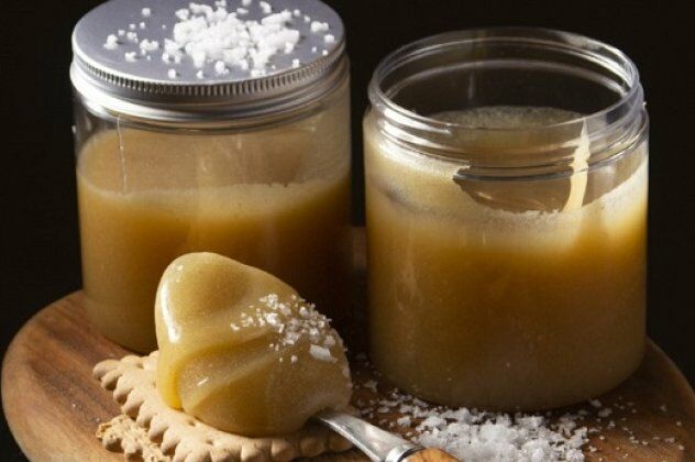 Στέλιος Παρλιάρος: Η ελληνική εκδοχή του Butterscotch – Συνταγή για άλειμμα αλατισμένου μελιού