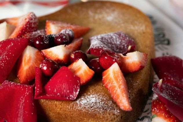 Λαχταριστό κέικ καρδιά με φράουλες